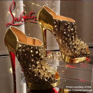 Sz8.5 Cristian Louboutin Gold Studded Scarpe Modello Bridget's Back Spiked Heels